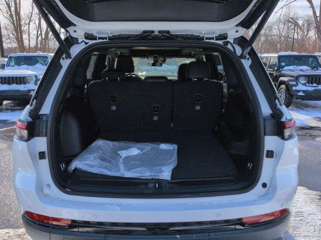 new 2025 Jeep Grand Cherokee car, priced at $49,390