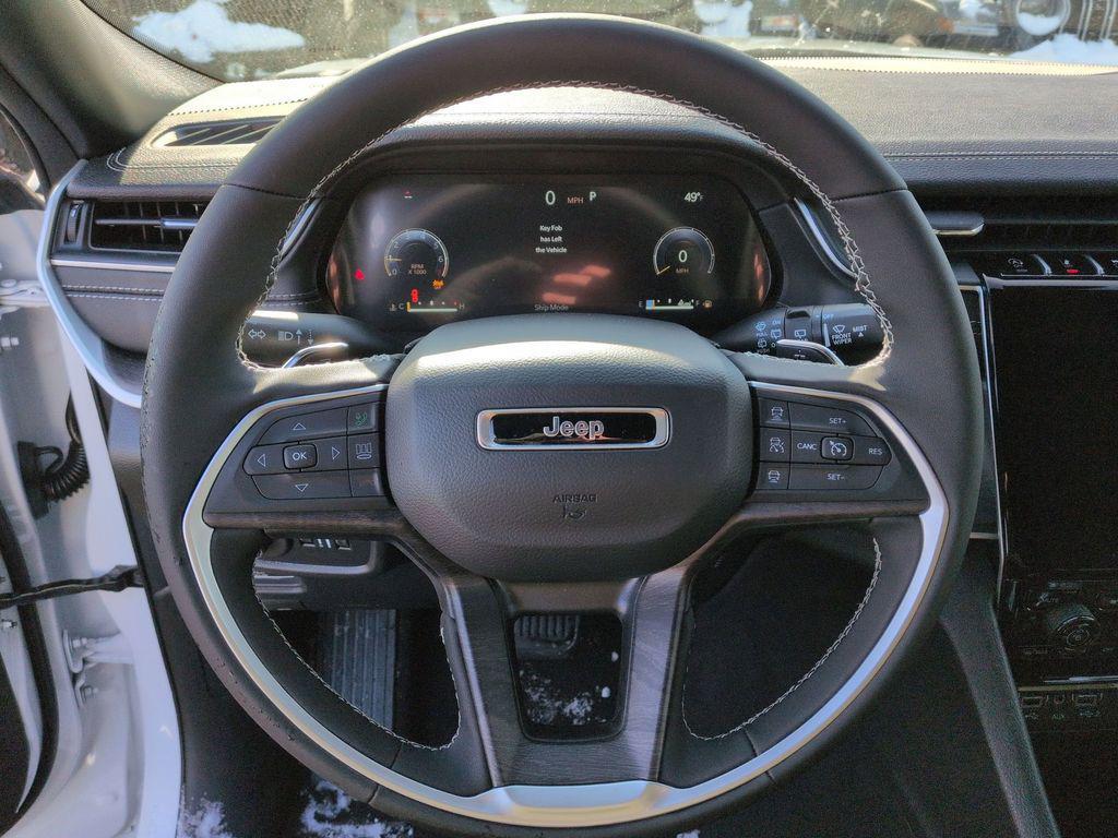 new 2025 Jeep Grand Cherokee car, priced at $49,390