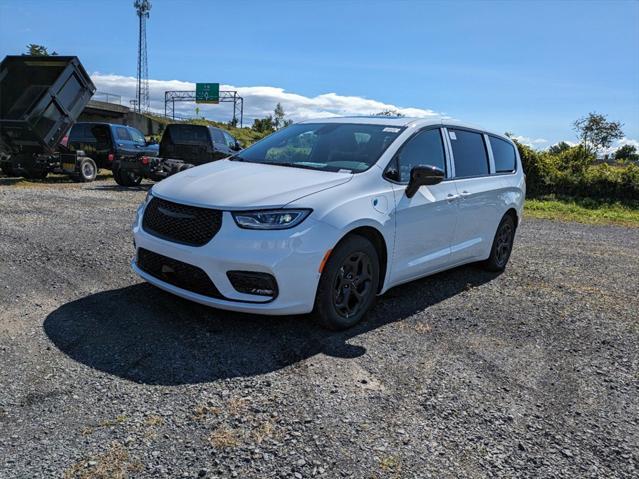 new 2023 Chrysler Pacifica Hybrid car