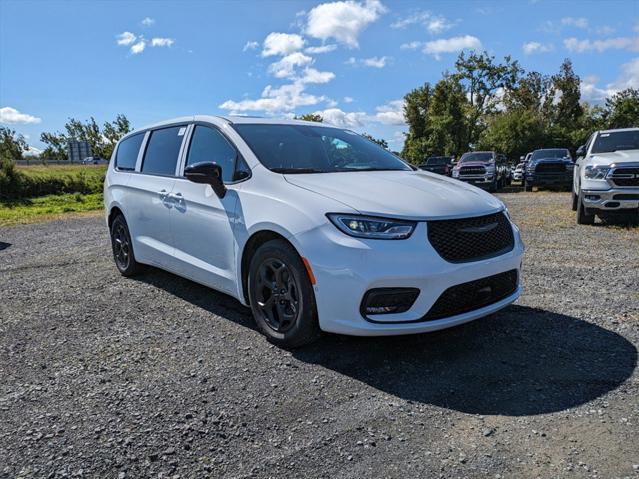 new 2023 Chrysler Pacifica Hybrid car