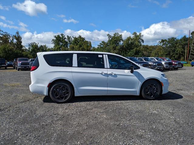 new 2023 Chrysler Pacifica Hybrid car