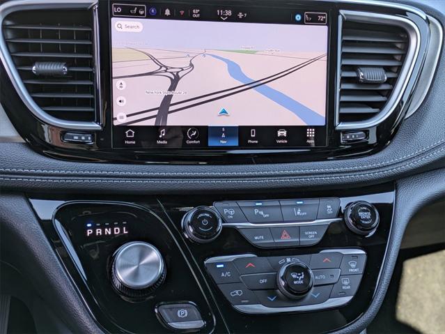 new 2023 Chrysler Pacifica Hybrid car