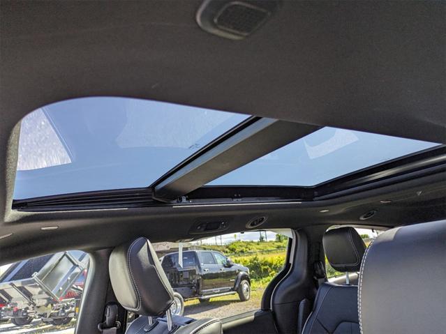 new 2023 Chrysler Pacifica Hybrid car