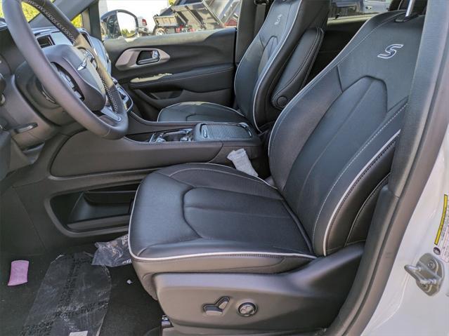 new 2023 Chrysler Pacifica Hybrid car