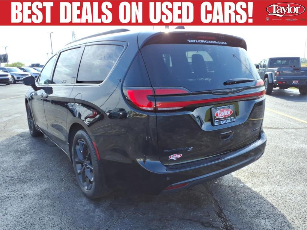 used 2025 Chrysler Pacifica car, priced at $38,302