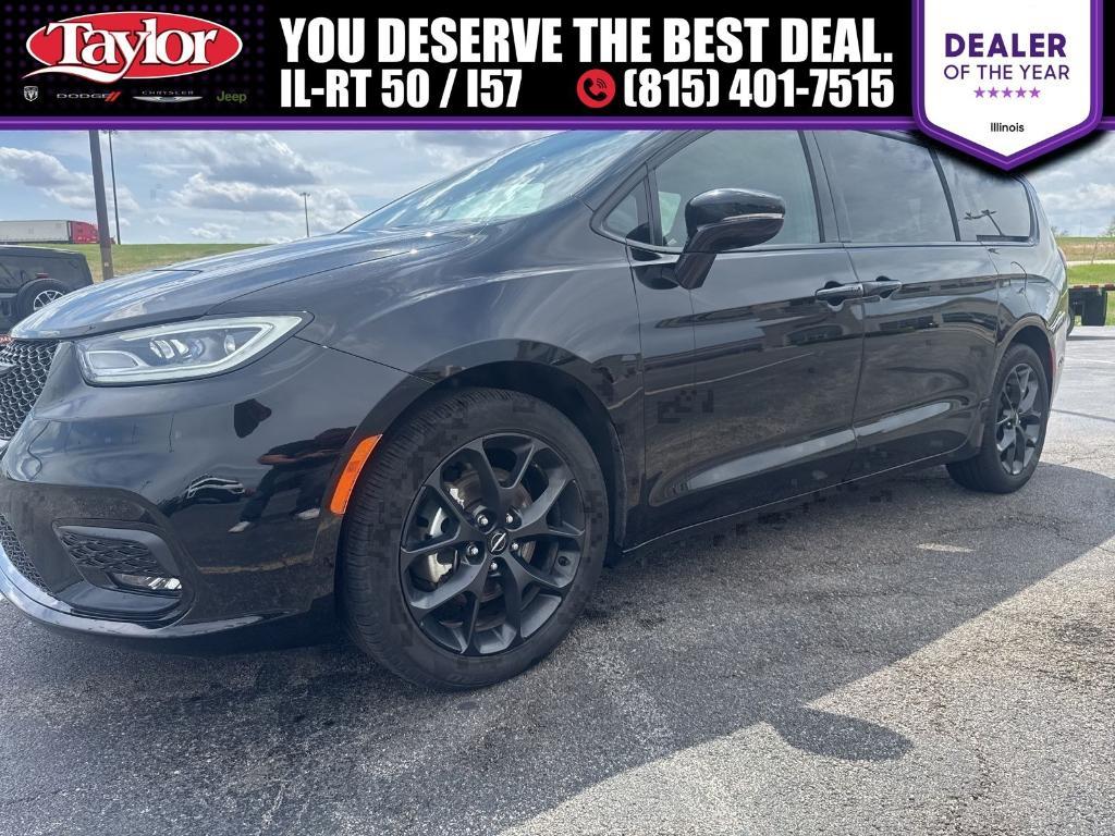 used 2025 Chrysler Pacifica car, priced at $38,452