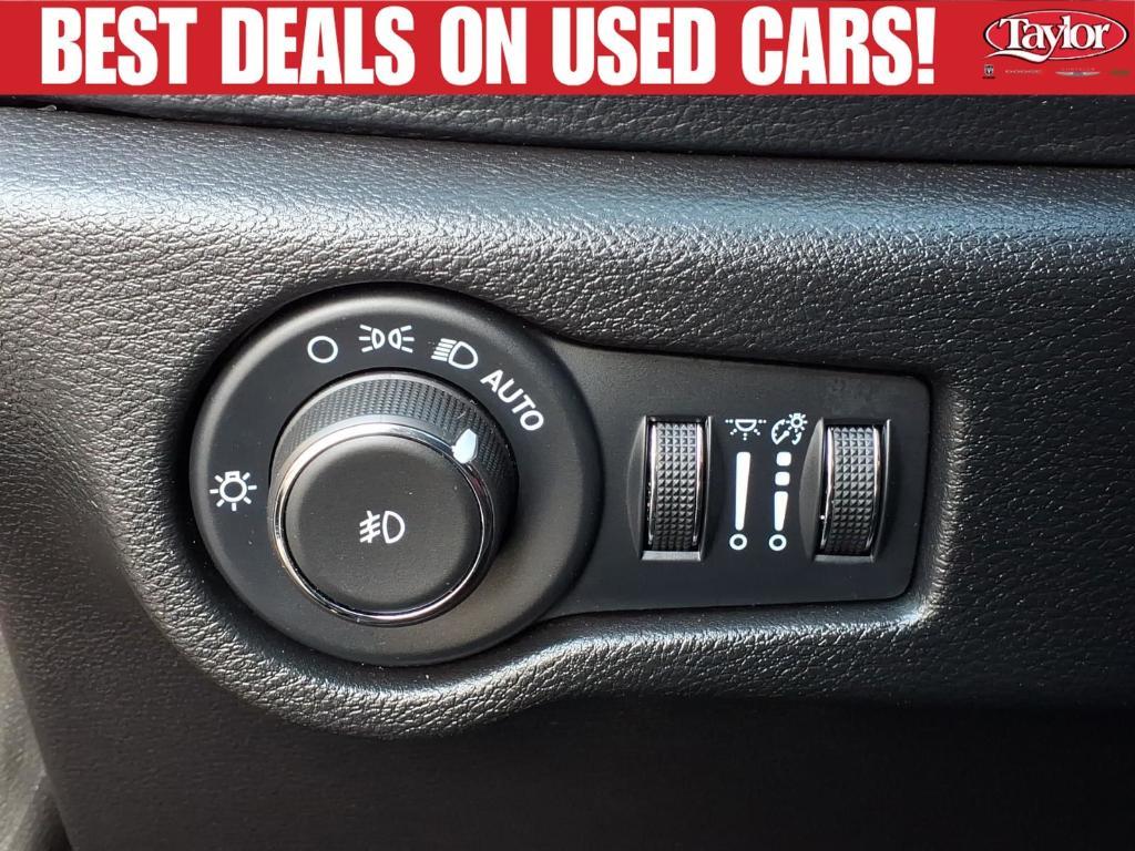 used 2025 Chrysler Pacifica car, priced at $38,302