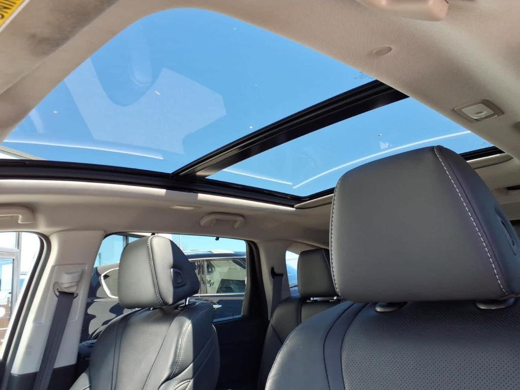 used 2023 Acura MDX car, priced at $43,622