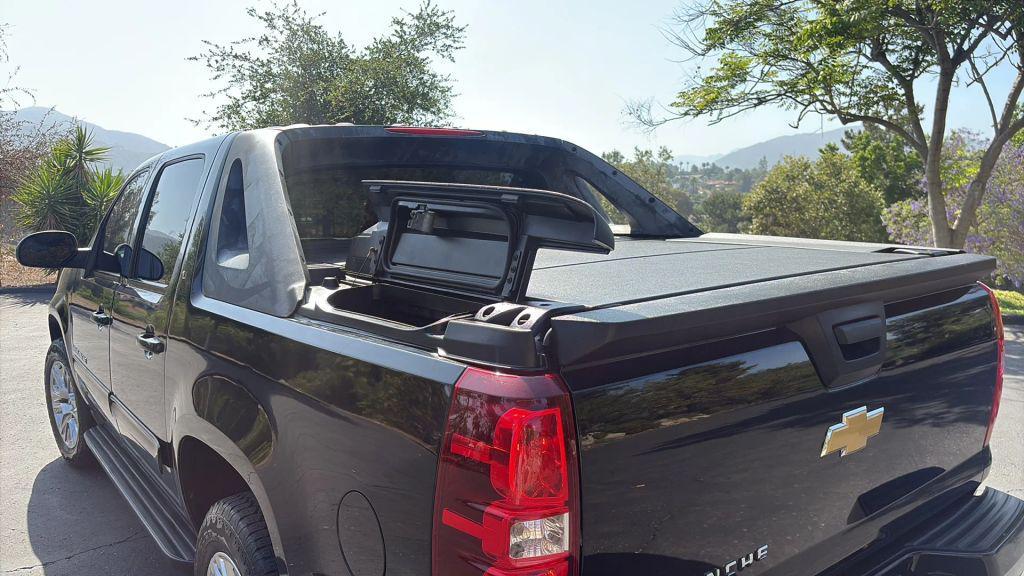 used 2009 Chevrolet Avalanche car, priced at $11,995