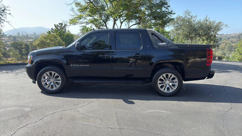 used 2009 Chevrolet Avalanche car, priced at $11,995