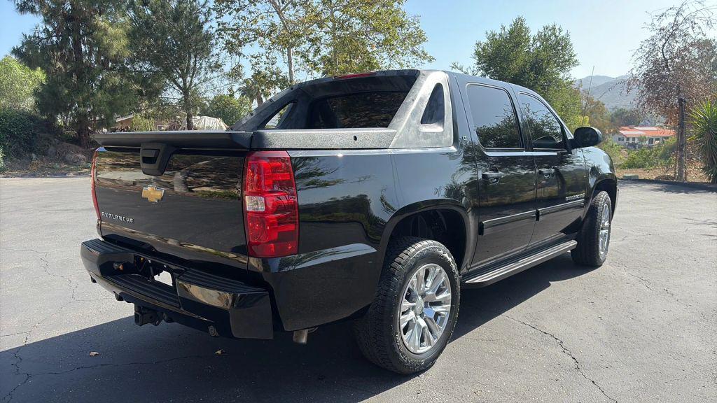 used 2009 Chevrolet Avalanche car, priced at $11,995