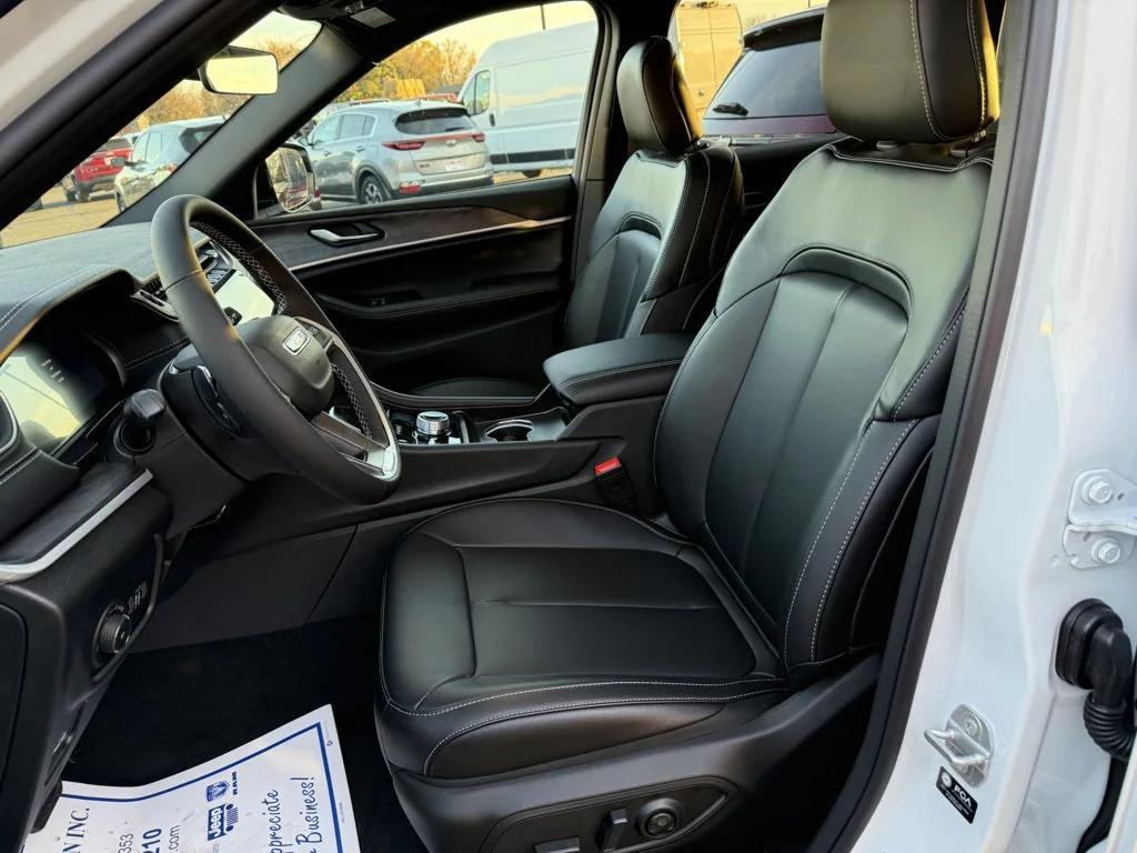 new 2025 Jeep Grand Cherokee car, priced at $48,592