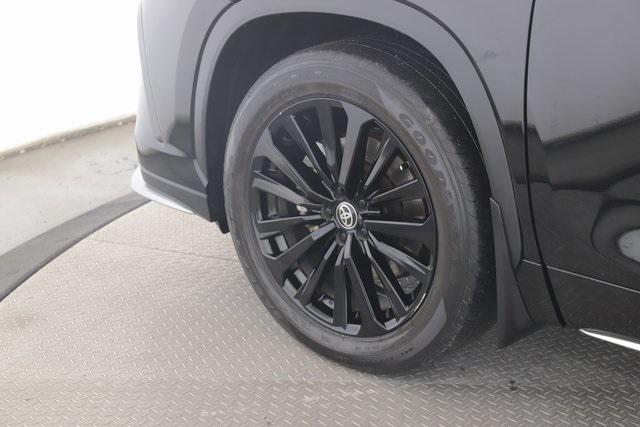 used 2023 Toyota Highlander car, priced at $34,900