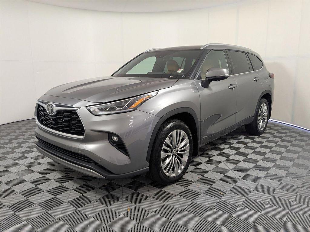 used 2025 Toyota Highlander Hybrid car, priced at $55,500