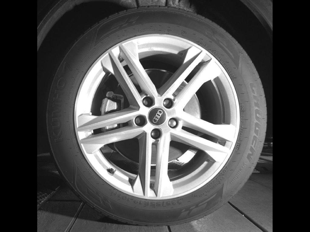 Audi Q5 view 11