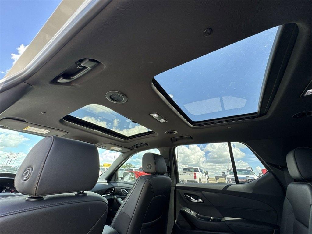 2023 Iridescent Pearl Tricoat Chevrolet Traverse
