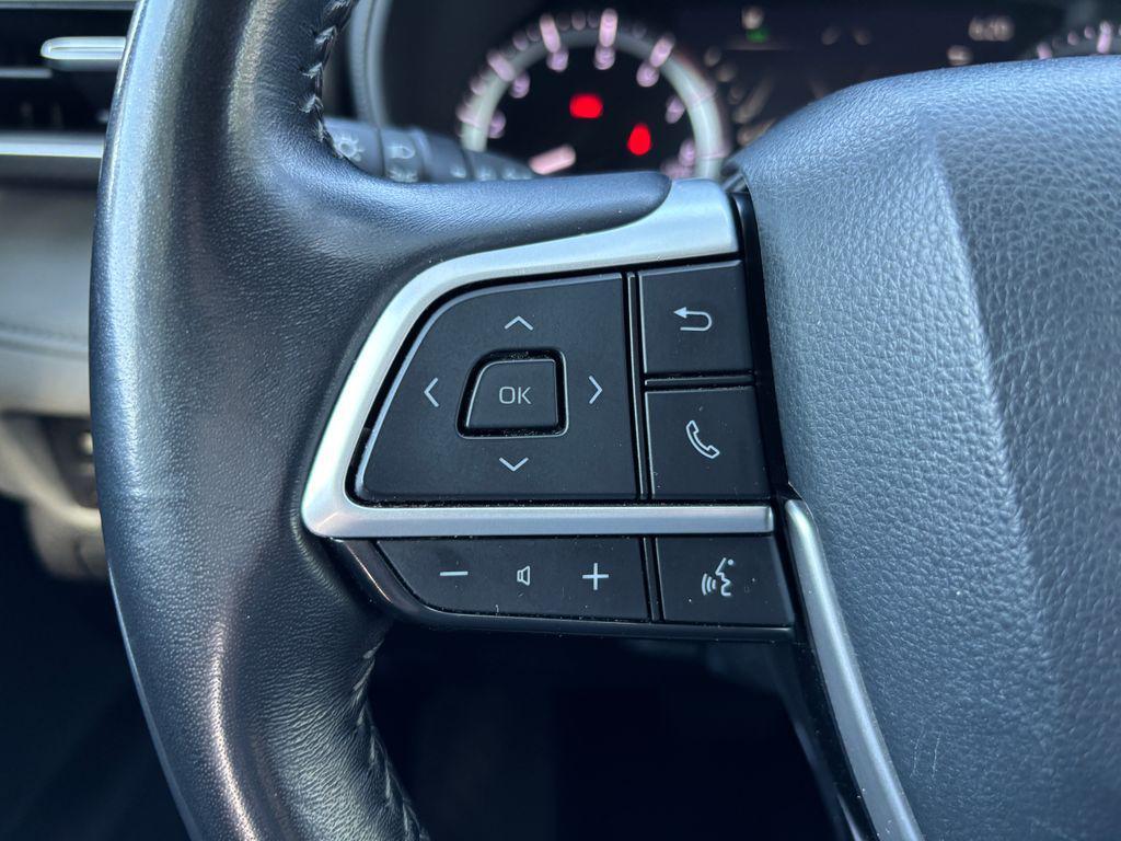used 2023 Toyota Highlander car, priced at $32,900