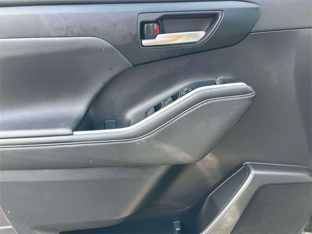 used 2022 Toyota Highlander car, priced at $29,595