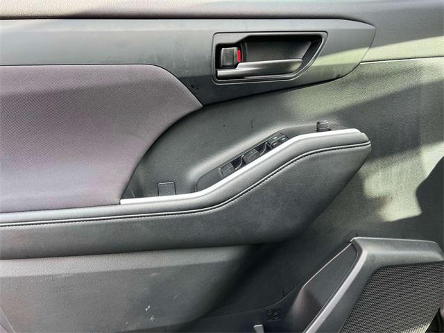 used 2021 Toyota Highlander car, priced at $26,895