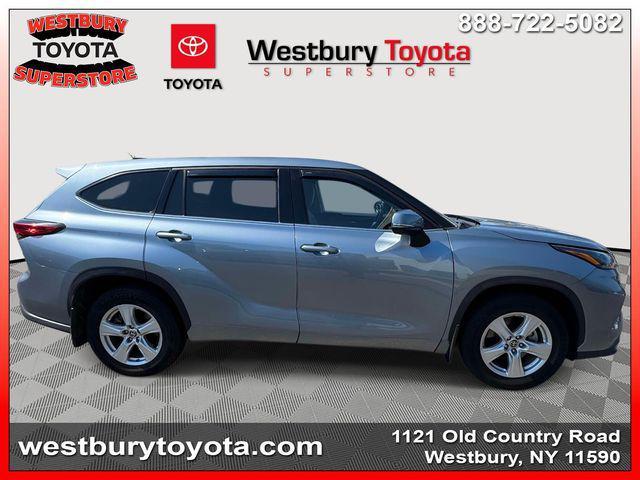 used 2022 Toyota Highlander car, priced at $34,494