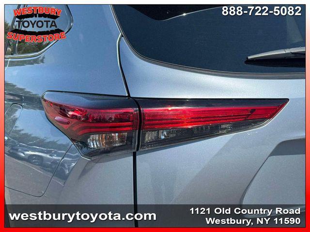 used 2022 Toyota Highlander car, priced at $34,494