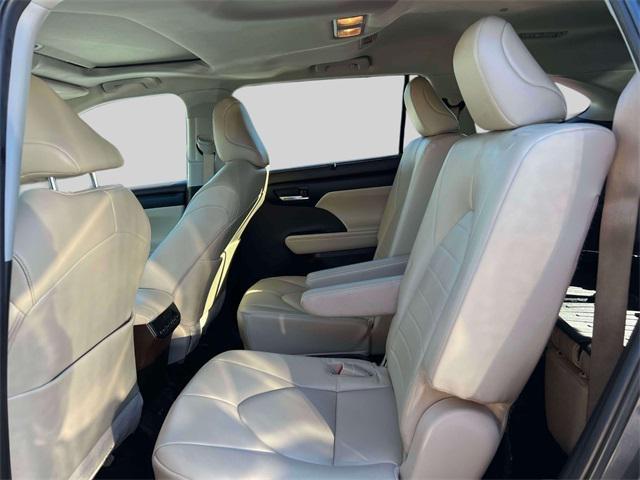 used 2022 Toyota Highlander car, priced at $32,495