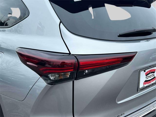 used 2024 Toyota Highlander car, priced at $42,995