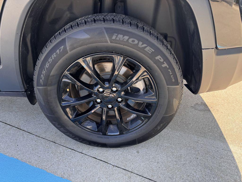 used 2023 Jeep Cherokee car, priced at $26,990