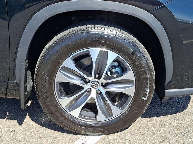 used 2025 Toyota Highlander car, priced at $45,490