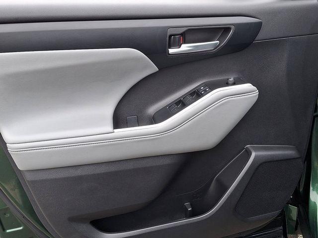 used 2025 Toyota Highlander car, priced at $43,288