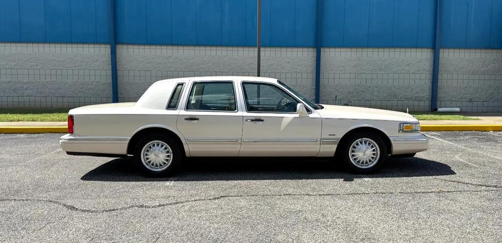 used 1996 Lincoln Town Car car, priced at $8,975