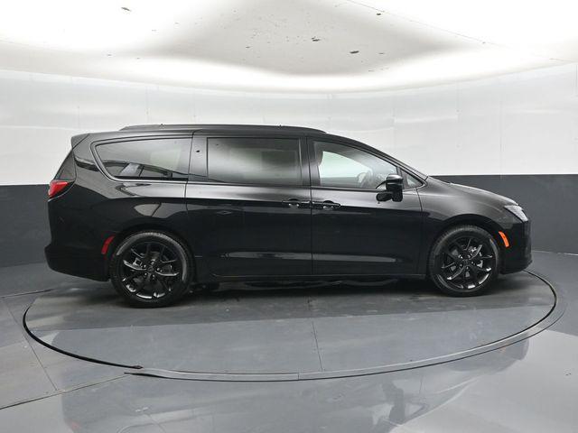 new 2027 Chrysler Pacifica car, priced at $53,024