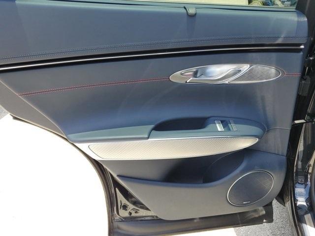 2023 Vik Black Genesis GV70