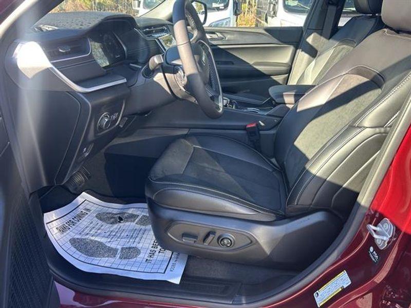 new 2025 Jeep Grand Cherokee car, priced at $40,293