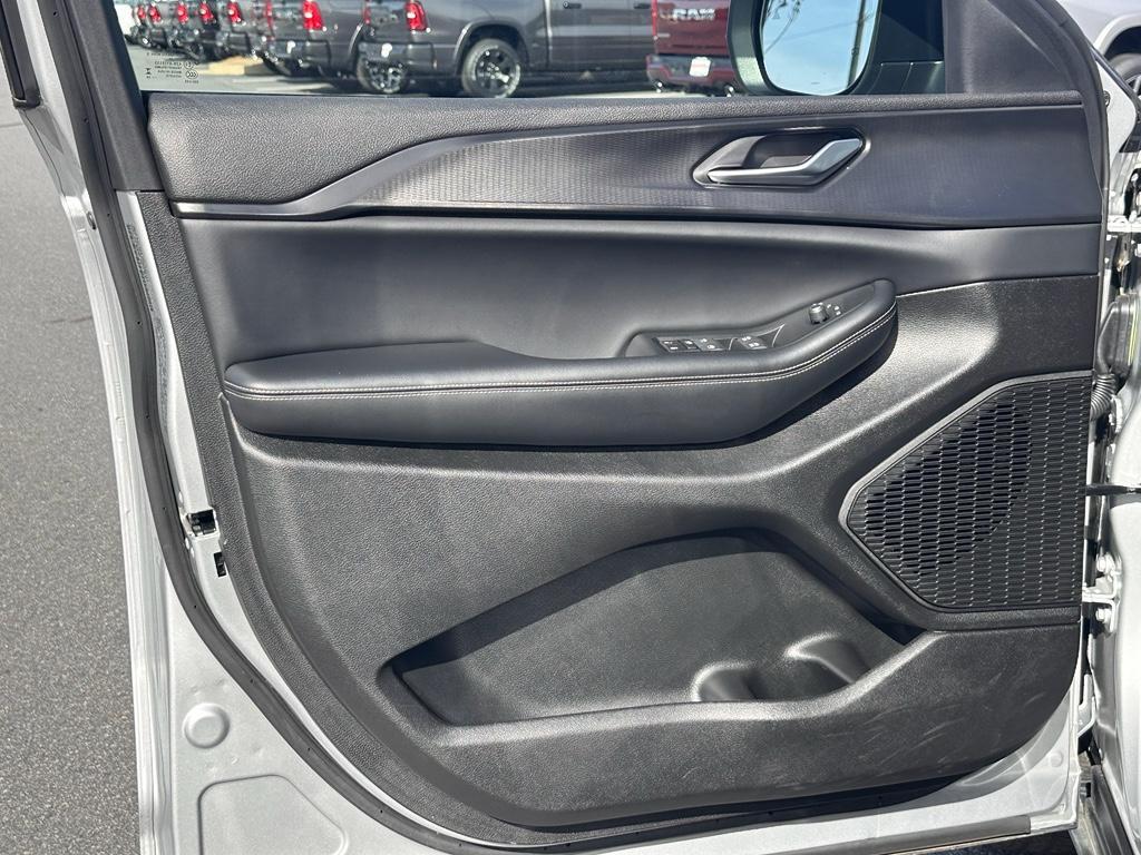 used 2024 Jeep Grand Cherokee car, priced at $25,800