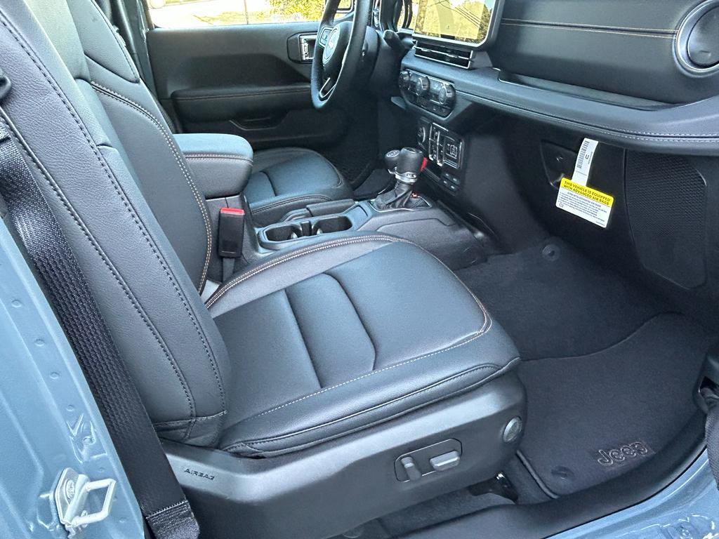 new 2025 Jeep Gladiator car, priced at $45,635