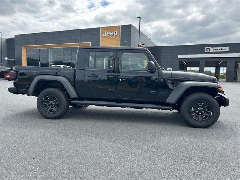 new 2025 Jeep Gladiator car, priced at $39,904