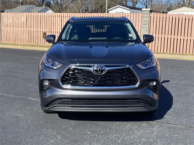 used 2025 Toyota Highlander Hybrid car, priced at $48,990
