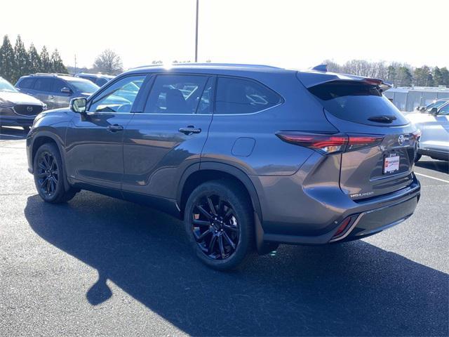 used 2025 Toyota Highlander Hybrid car, priced at $48,990