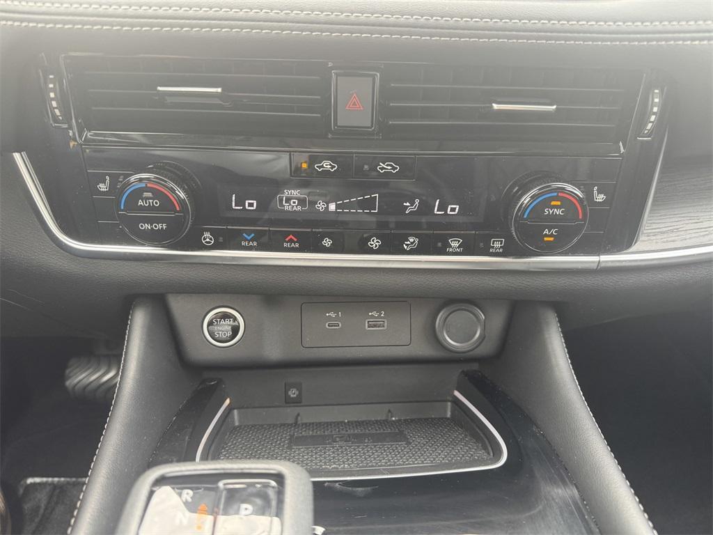 2021 Black Nissan Rogue