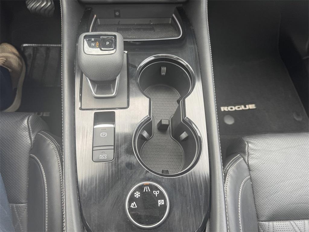 2021 Black Nissan Rogue