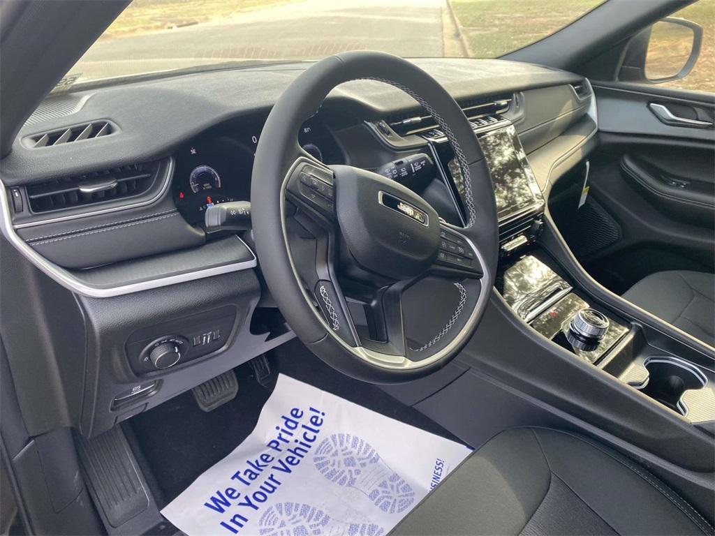 new 2025 Jeep Grand Cherokee car, priced at $28,625