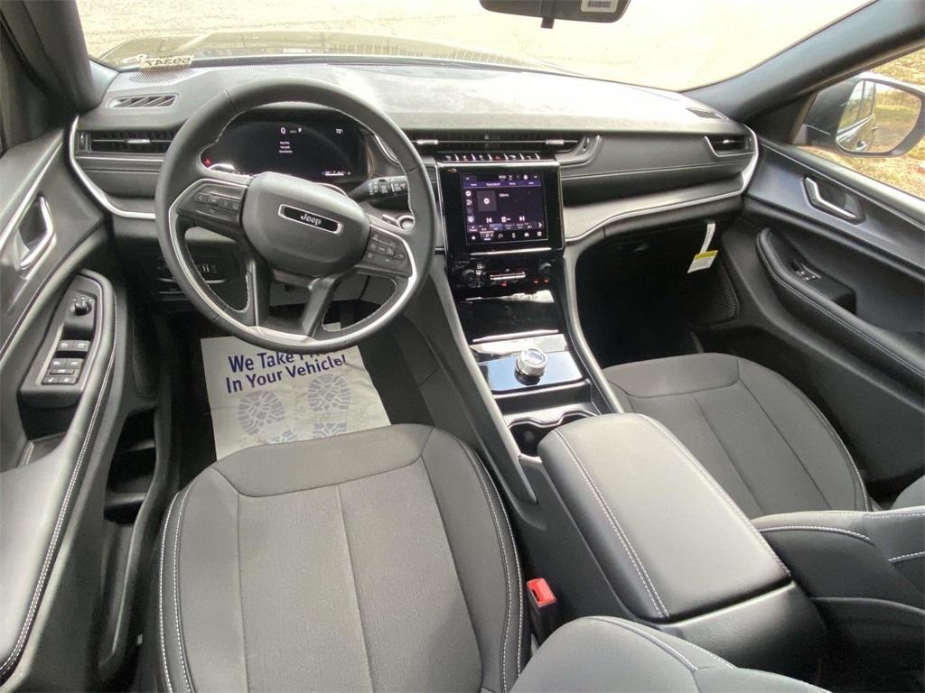 new 2025 Jeep Grand Cherokee car, priced at $30,050