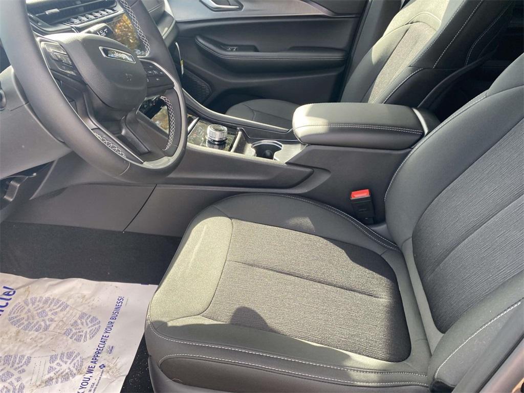 new 2025 Jeep Grand Cherokee car, priced at $30,050