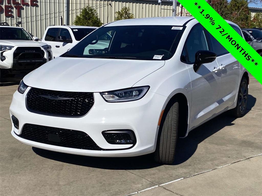 new 2026 Chrysler Pacifica car, priced at $36,065