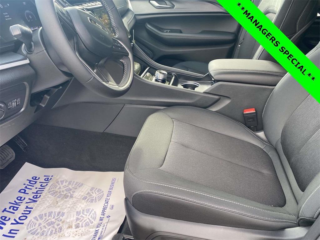 new 2025 Jeep Grand Cherokee car, priced at $26,989