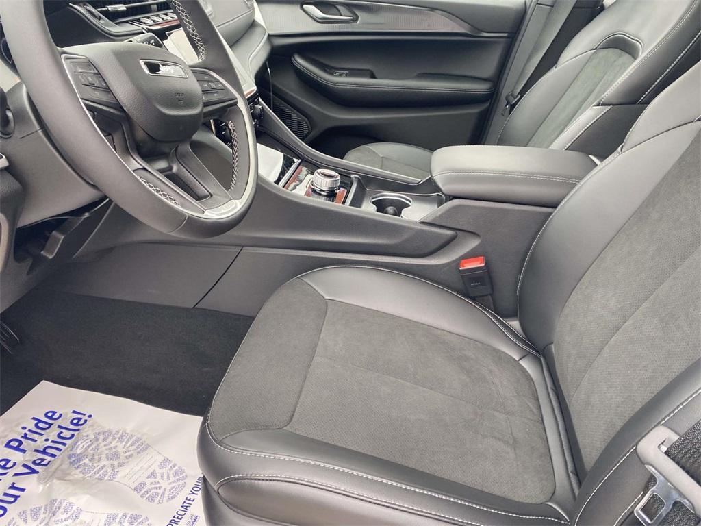 new 2025 Jeep Grand Cherokee car, priced at $31,975