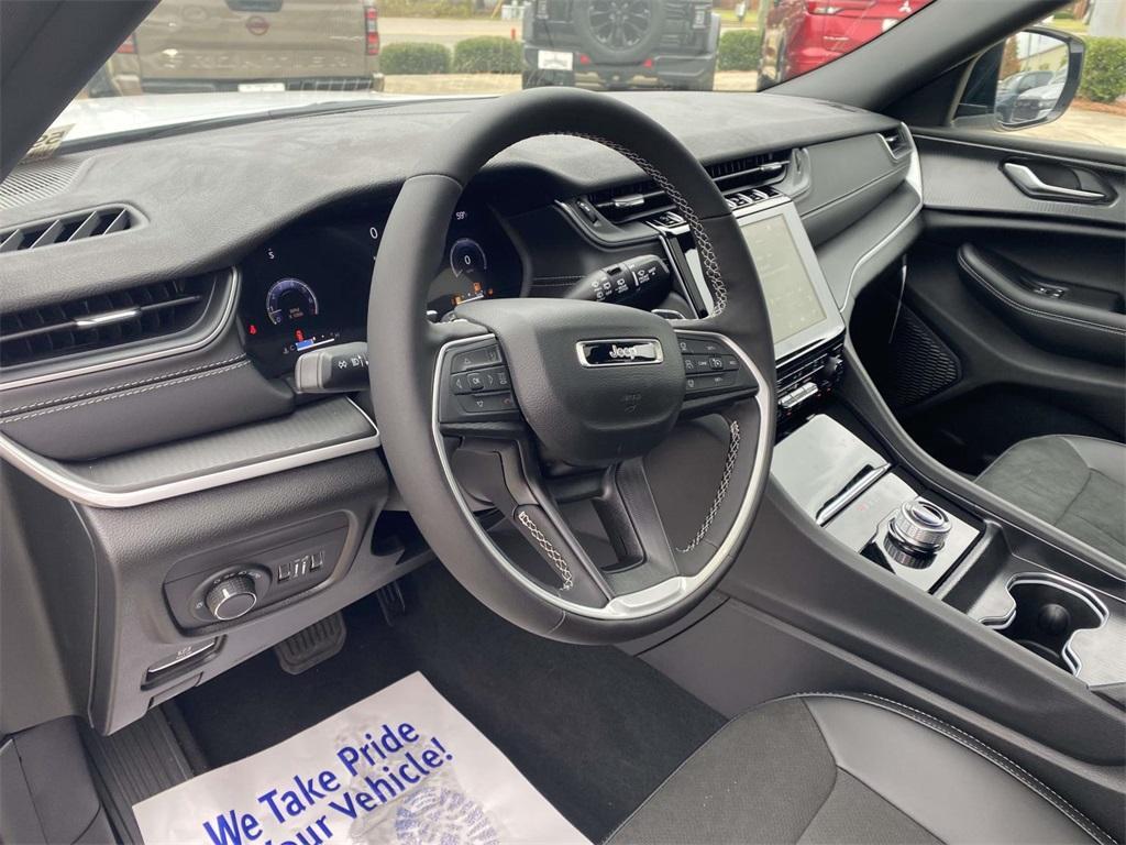 new 2025 Jeep Grand Cherokee car, priced at $31,975