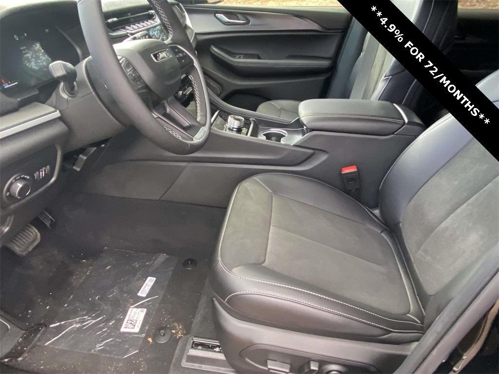 new 2025 Jeep Grand Cherokee car, priced at $32,375