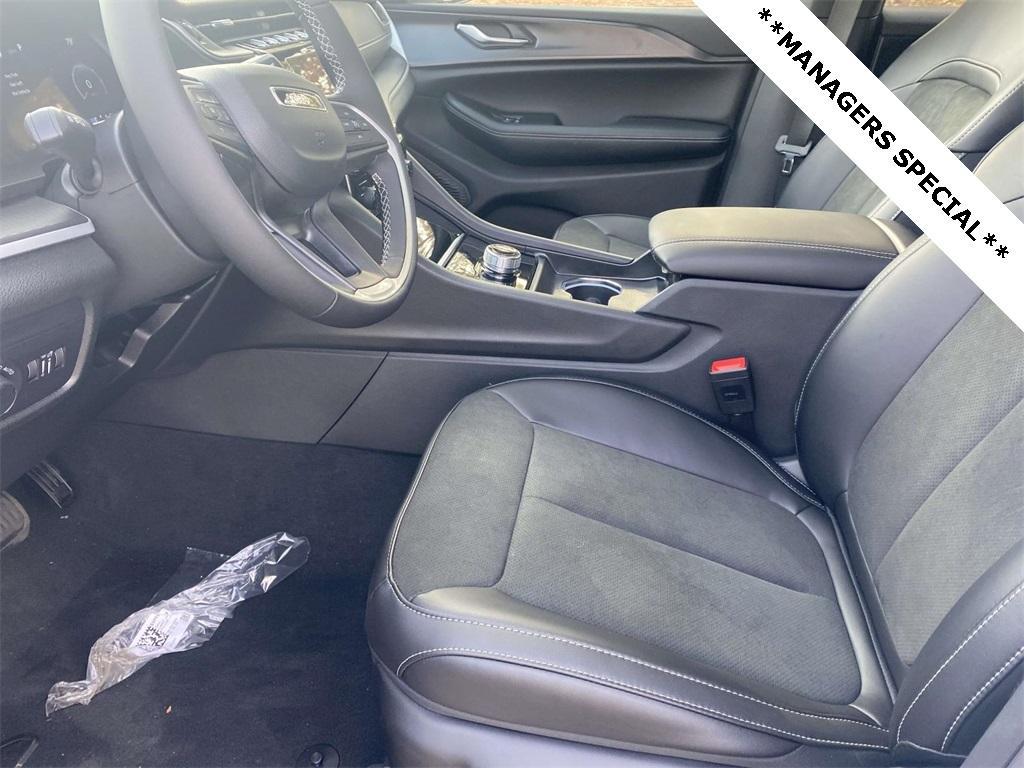 new 2025 Jeep Grand Cherokee car, priced at $31,995